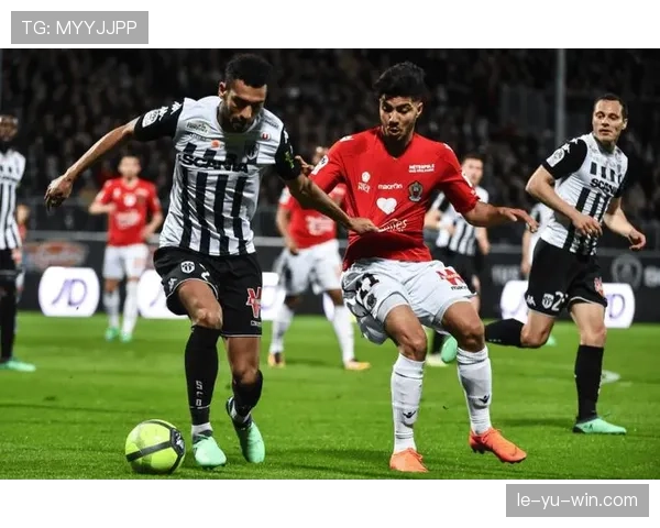 弗赖堡在新赛季首战中展现逼抢体系威力，成功压制对手表现稳健