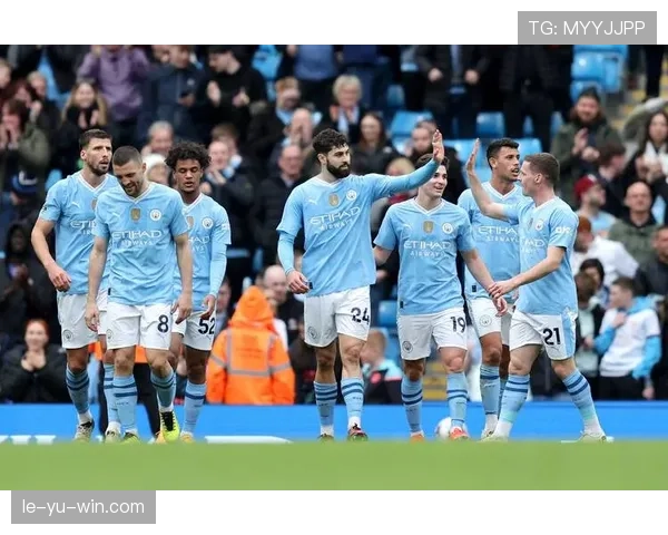 足球记者报道：英超争冠形势胶着，曼城利物浦状态持续提升