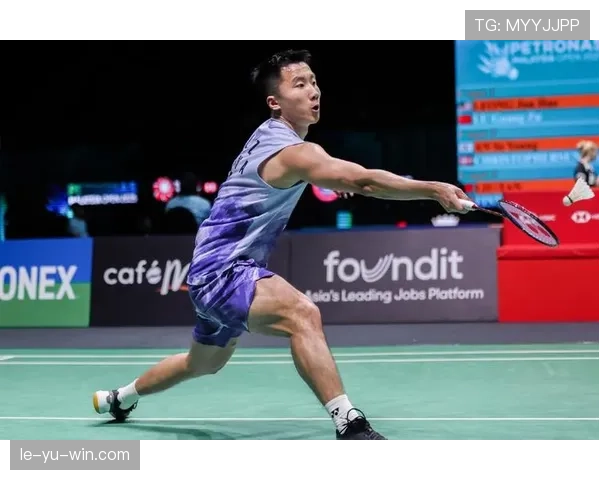 陆光祖训练完随手啃鸡腿的样子，真不像个靠自律吃饭的羽毛球男单